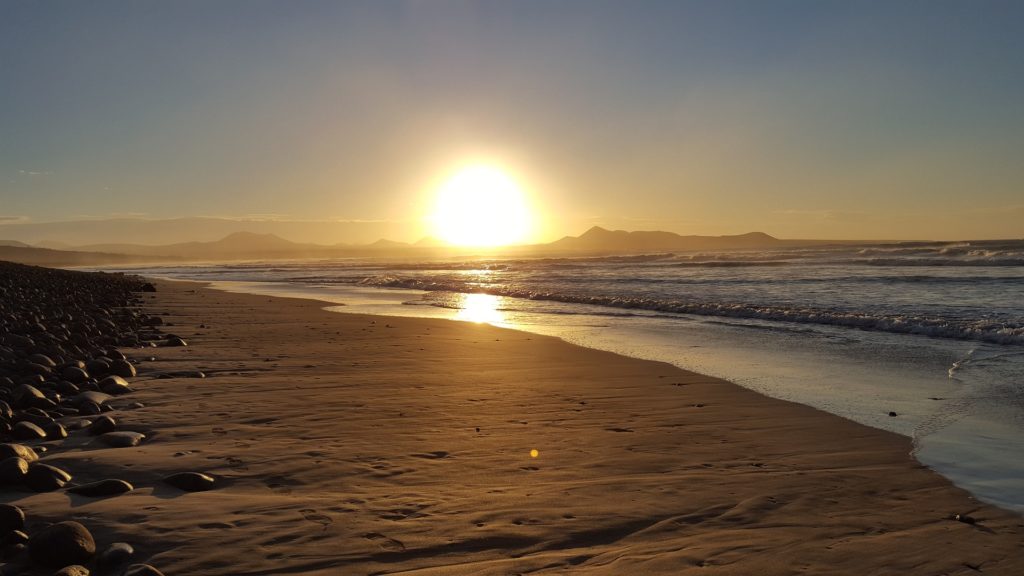 Cosa vedere a Lanzarote - tramonto sulla spiaggia